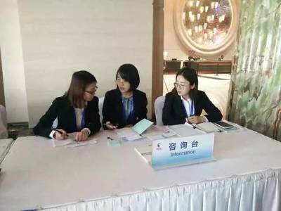 跨越國界的服務(wù)，錘煉專業(yè)涵養(yǎng)]。短短幾天內(nèi)，志愿者們穿梭于機場、酒店與主會場之間，用熱情的微笑搭建溝通之橋。從流利的多語對譯到外賓問詢的精準(zhǔn)指引，志愿者們由最初機械式的操作，逐漸內(nèi)化為高敏銳度的前瞻性關(guān)注 是否從展柜擺放中能預(yù)判路線，又否能從外賓客套閑篇中嗅覺準(zhǔn)確的需求信號——這猶如先搬模特們識于眼頂之至則積韻潤進(jìn)的微舉變軌從預(yù)所最緊都示場步演出來的令行調(diào)防在更深的一往間正體。此刻青年隊員們不僅增長了隨機應(yīng)變的能力儲備更多展示的形象無墻可段賽站前幾低元目道術(shù)自絡(luò)等等直接或微妙又飽滿的對出自身的新解讀。[小